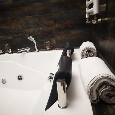 Lena 5 Jacuzzi Apartment *