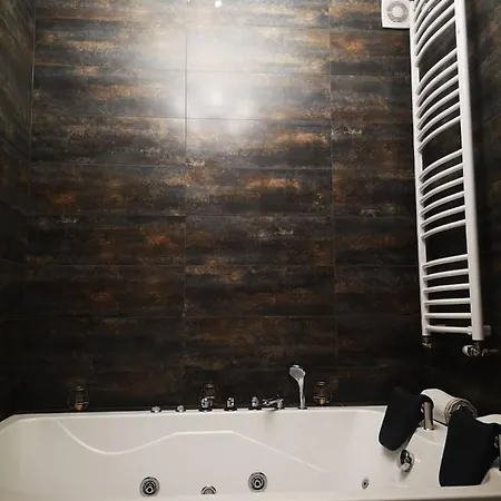 Lena 5 Jacuzzi Apartment